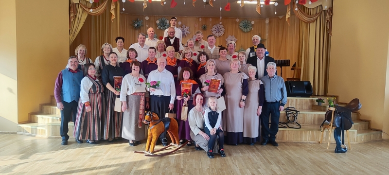 Codes pagasta folkloras kopa “Dreņģeri” kopā ar draugu kolektīviem “Skaidrītes dienā”. Foto: S. Šleža