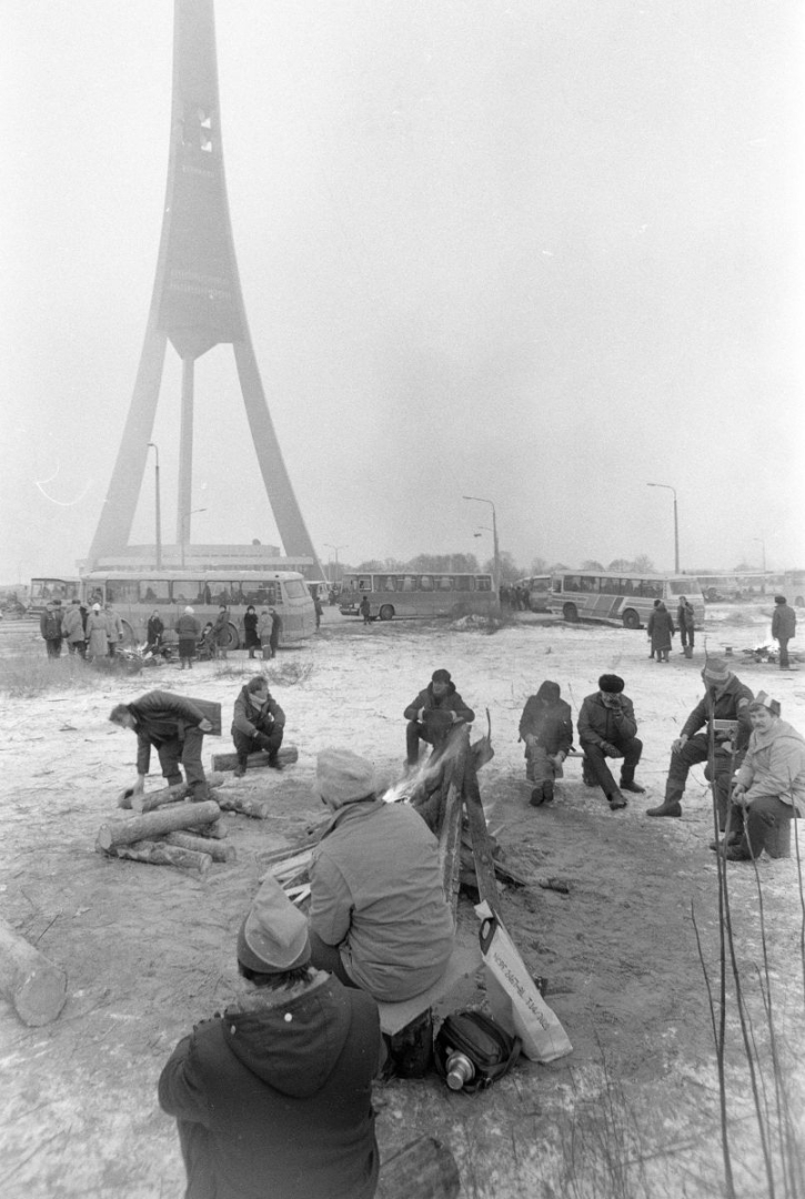 Barikādēm 35