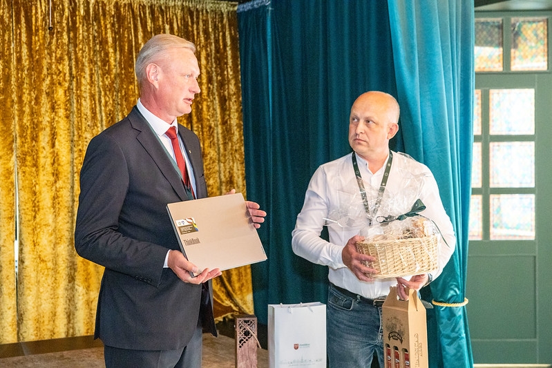 Turpinot atbalstu Ukrainas partneriem, pašvaldība dāvināja piecus portatīvos datorus