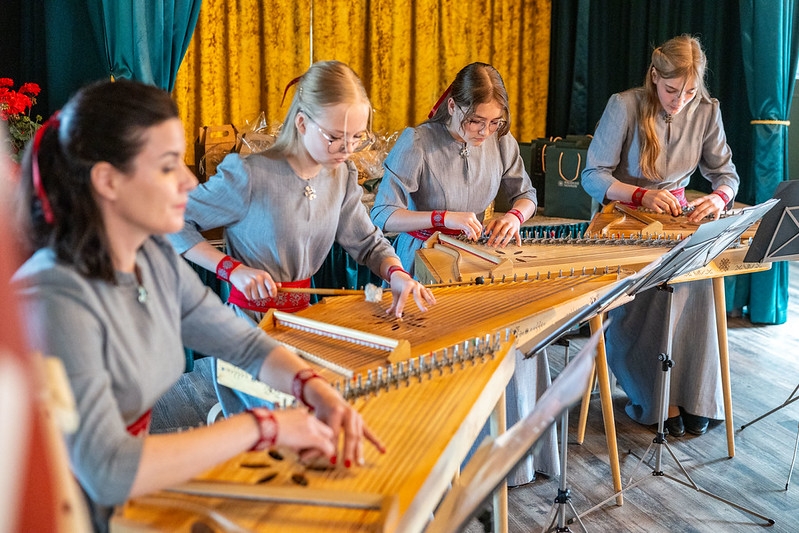 Vecumnieku Mūzikas un mākslas skolas koklētāju ansamblis “Skandīne”