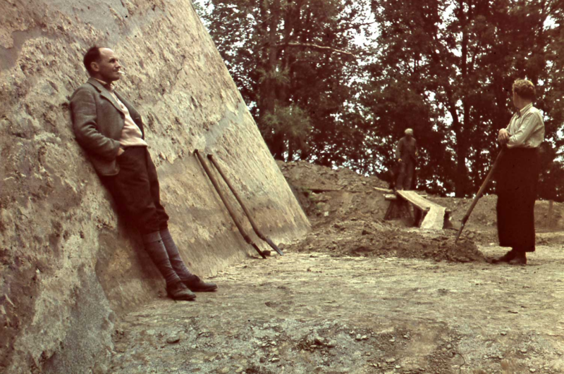 Valdemārs Ģinters arheoloģisko izrakumu laikā Mežotnes pilskalnā, 1938.–1940. gads (fotogrāfs nezināms. Avots: Latvijas Nacionālais vēstures muzejs).