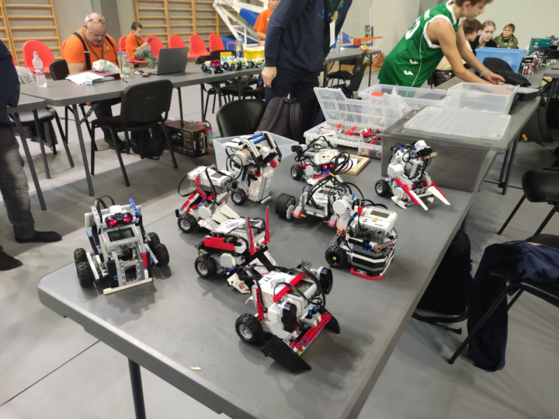 Robotu sacensības