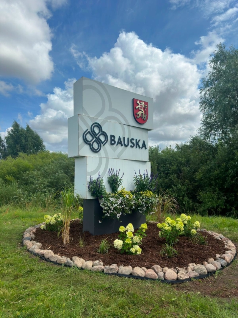 Atjaunotās puķu dobes, iebraucot Bauskā