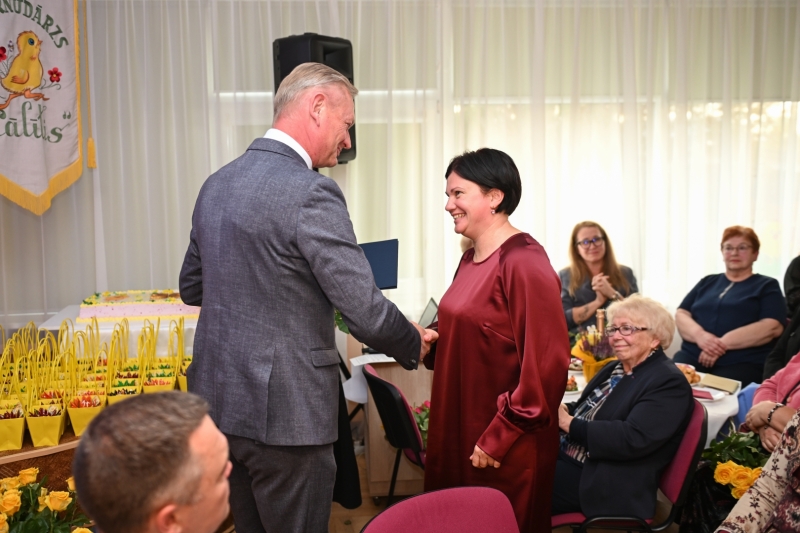 Aivars Mačeks pasniedz pašvaldības Atzinības rakstu