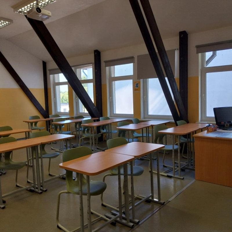 Vairākos kabinetos iegādātas jaunas mēbeles