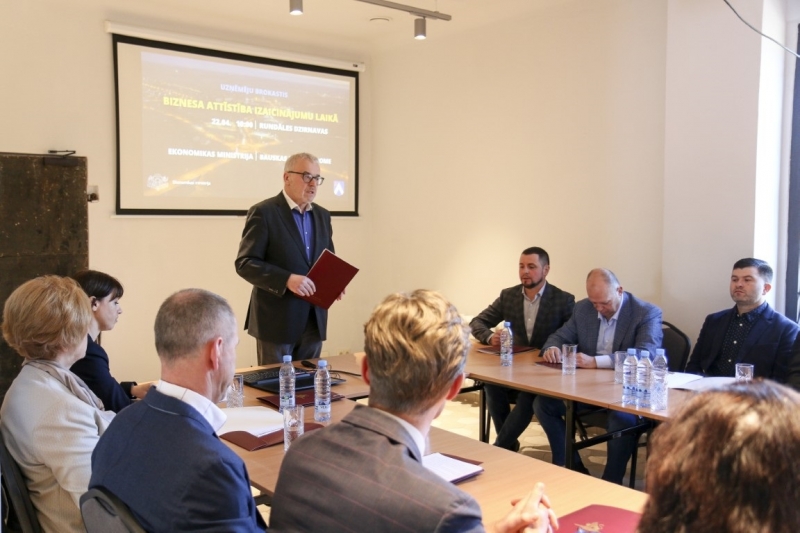 darba vīzītē Bauskas novadu apmeklēja ekonomikas ministrs Jānis Vitenbergs