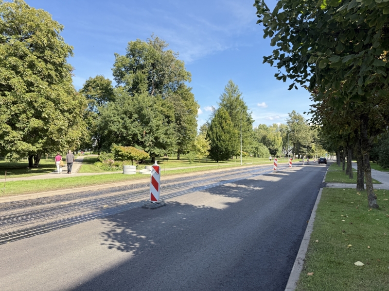 Asfaltēšanas darbi Dārza ielā.