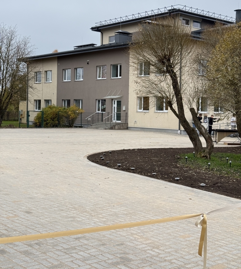 Bauskas Mūzikas un mākslas skolas stāvlaukums ieguvis jaunu un drošu segumu