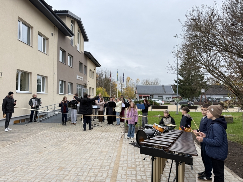 Bauskas Mūzikas un mākslas skolas stāvlaukums ieguvis jaunu un drošu segumu
