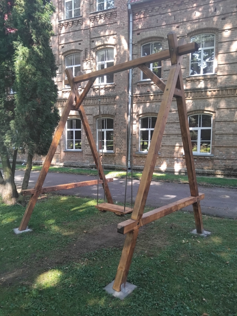 Ierīkotas jaunas šūpoles