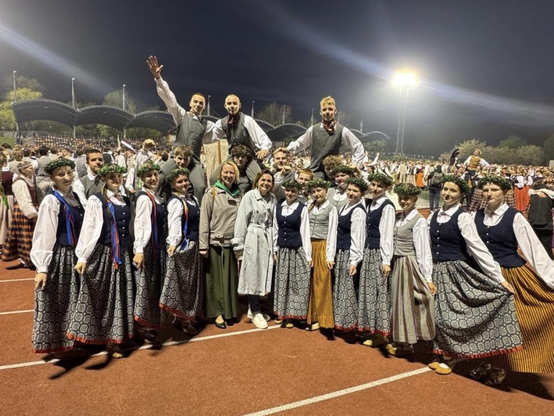 Pilsrundāles vidusskolas deju kolektīvs Madaras