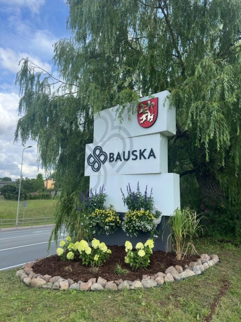 Kalna, Draudzības un Mežotnes ielas krustojumā