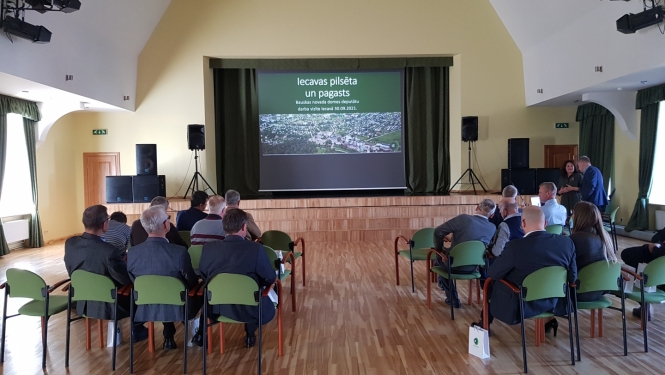 deputāti un projektors