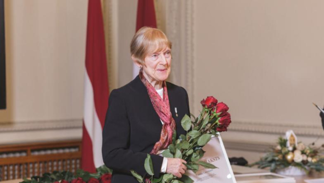Lauma Lancmane un Imants Lancmanis saņem Ministru kabineta un Kultūras ministrijas Atzinības rakstus
