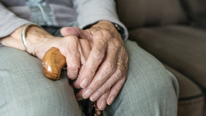 Pret Covid-19 vakcinēti seniori saņems ikmēneša pabalstu 20 eiro apmērā