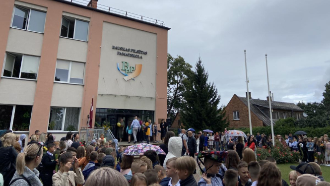 Bauskas pilsētas pamatskolā ieskandināts 1. septembris