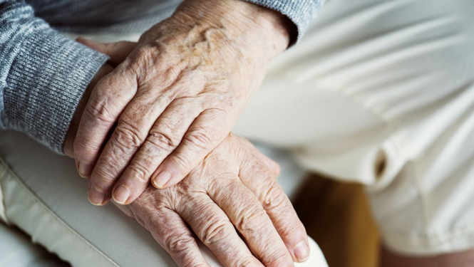 Pret Covid-19 vakcinēti seniori saņems ikmēneša pabalstu 20 eiro apmērā