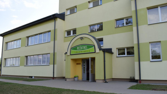 Iegulda kapsulu Skaistkalnes sporta zāles pamatos