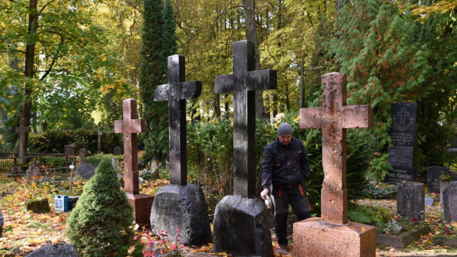 Restaurēti četru Karpu ģimenes locekļu kapu pieminekļi Bauskas Vecajos kapos