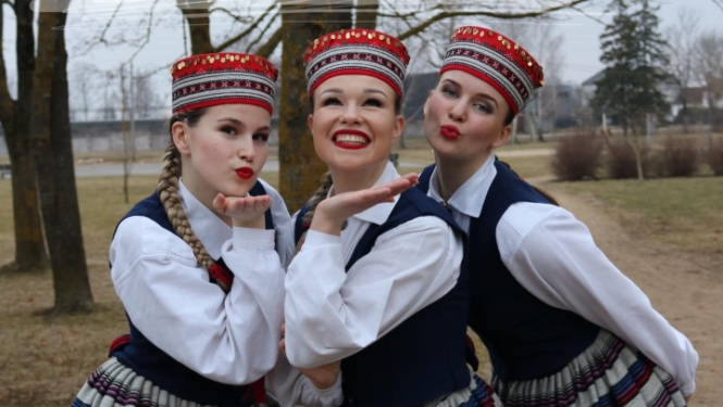 Deju koncerts “Divi, divi, kas tie divi” 2025. gada 1. februārī plkst. 18.00 Bauskas Kultūras centrā
