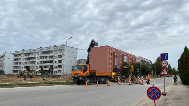 Salātu ielas 24 apkārtnē uzstādītas vairākas satiksmes organizācijas ceļazīmes