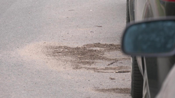 Mūsas ielu Bauskā attīrīs no smiltīm, aicina auto novietot citur