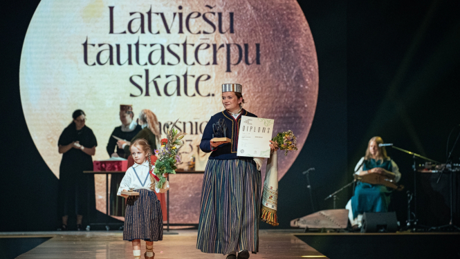 Tautastērpu skates 1. vietas ieguvēja Austra Matveja un viņas meitiņa Rūta