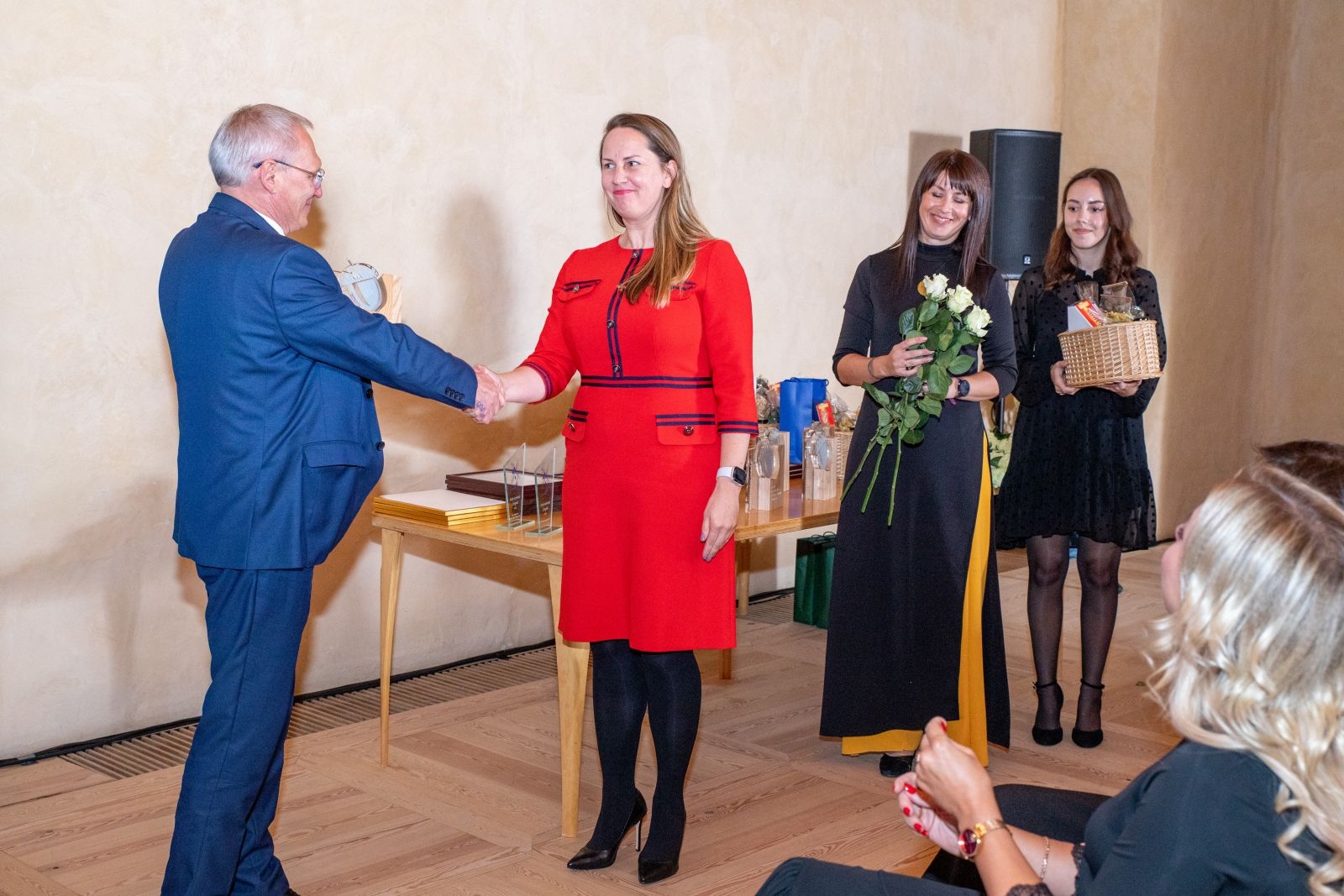 Apbalvoti konkursa «Bauskas novada uzņēmēju gada balva 2022» uzvarētāji     16. septembra vakarā Bauskas pilī notika svinīgs pasākums, kurā pašvaldība godināja Bauskas novada uzņēmējus. Konkurss “Bauskas novada uzņēmēju gada balva 2022”, pēc četru novadu (Bauskas, Iecavas, Vecumnieku un Rundāles) apvienošanas, tika rīkots pirmo reizi.   Ievadā pasākuma viesus uzrunāja un sveica Bauskas novada domes priekšsēdētājs Aivars Okmanis. Viņš uzsvēra, ka pašvaldība lepojas ar ikvienu novada uzņēmumu, jo uzņēmēji ir 