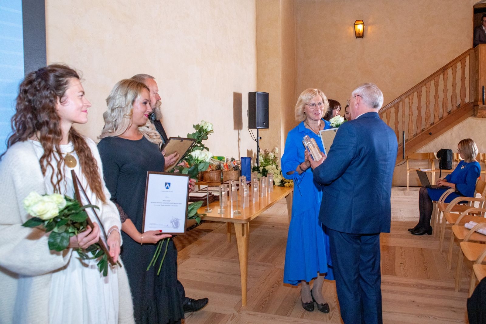 Apbalvoti konkursa «Bauskas novada uzņēmēju gada balva 2022» uzvarētāji     16. septembra vakarā Bauskas pilī notika svinīgs pasākums, kurā pašvaldība godināja Bauskas novada uzņēmējus. Konkurss “Bauskas novada uzņēmēju gada balva 2022”, pēc četru novadu (Bauskas, Iecavas, Vecumnieku un Rundāles) apvienošanas, tika rīkots pirmo reizi.   Ievadā pasākuma viesus uzrunāja un sveica Bauskas novada domes priekšsēdētājs Aivars Okmanis. Viņš uzsvēra, ka pašvaldība lepojas ar ikvienu novada uzņēmumu, jo uzņēmēji ir 
