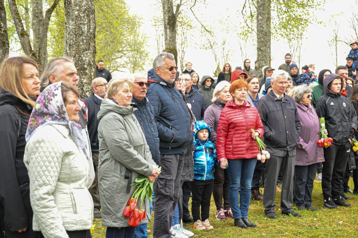 Kurmenē atklāj Nacionālo partizānu piemiņas vietu