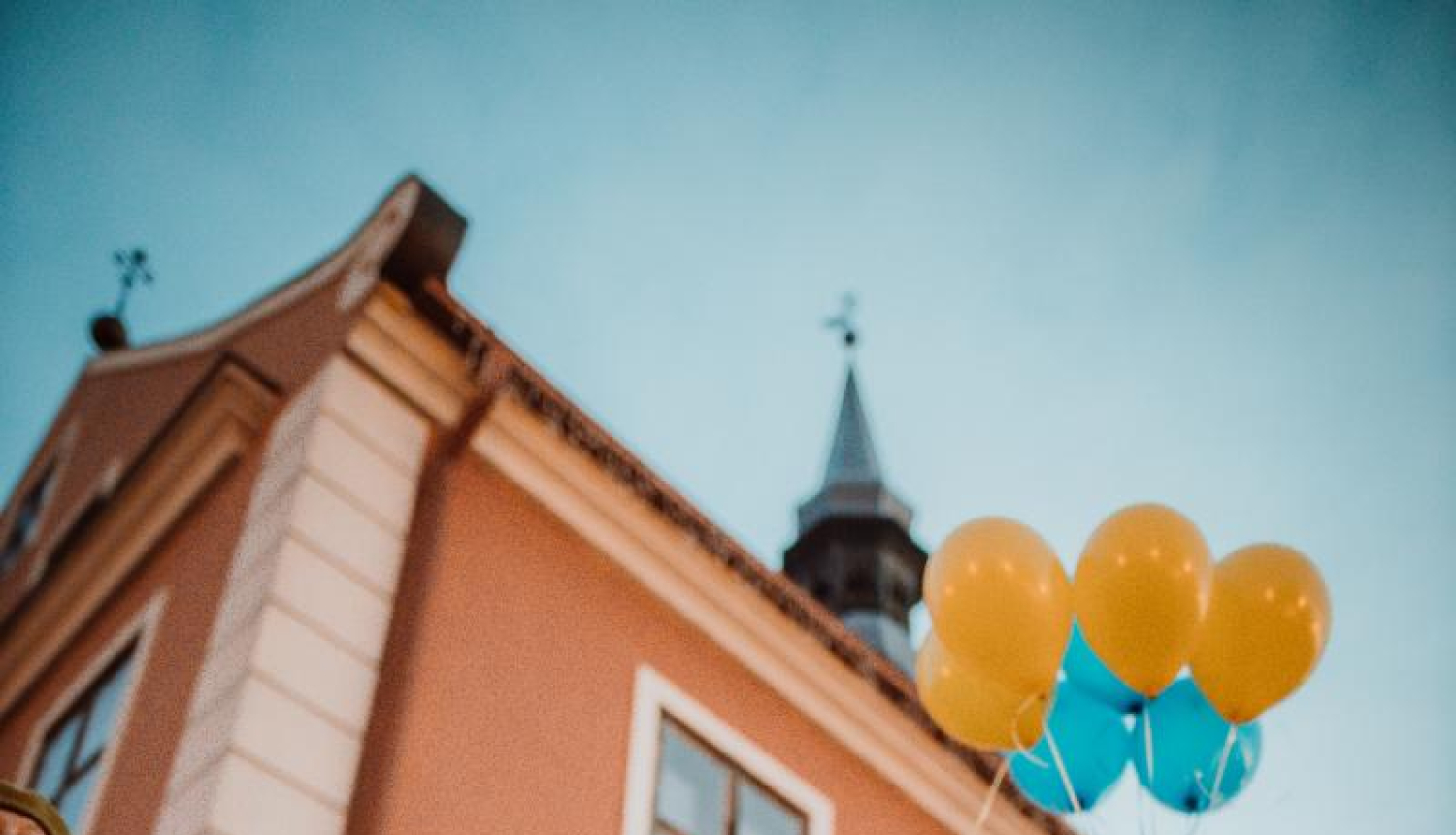 Simtiem Bauskas novada iedzīvotāji vienojas atbalsta mītiņā Ukrainas tautai