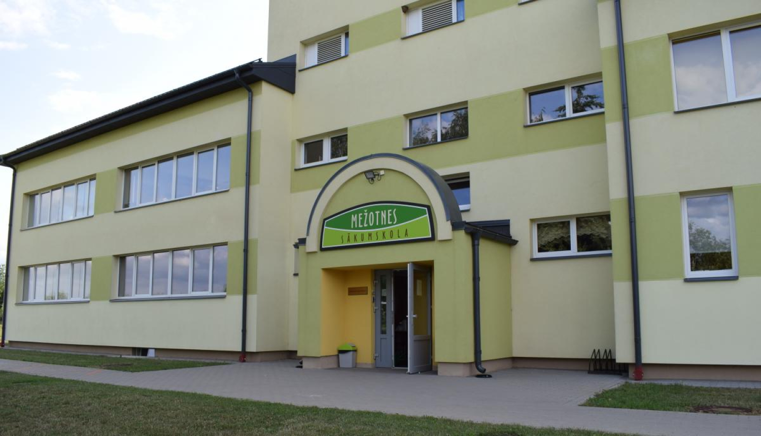 Iegulda kapsulu Skaistkalnes sporta zāles pamatos