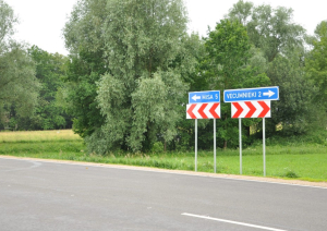 Svinīgi atklāts pārbūvētais ceļa posms