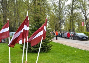 Kurmenē atklāj Nacionālo partizānu piemiņas vietu