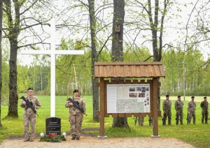 Kurmenē atklāj Nacionālo partizānu piemiņas vietu
