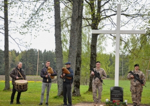 Kurmenē atklāj Nacionālo partizānu piemiņas vietu