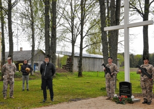 Kurmenē atklāj Nacionālo partizānu piemiņas vietu