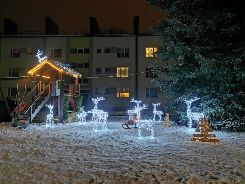Ziemassvētku noformējuma izveide Ozolu ielas māju iekšpagalmā