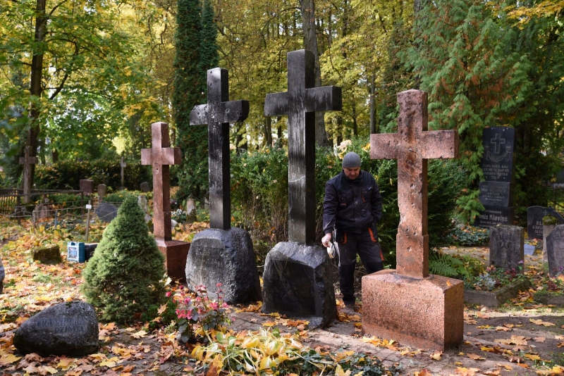 Restaurēti četru Karpu ģimenes locekļu kapu pieminekļi Bauskas Vecajos kapos