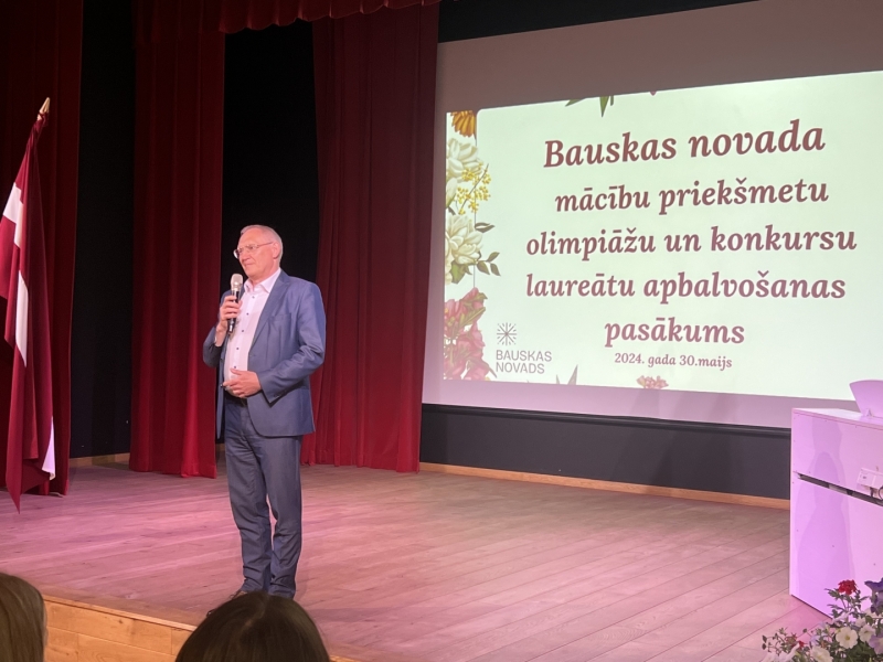 Okmanis sveic izglītības laureātus