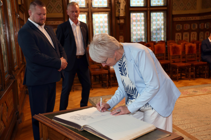 VMMS direktore parakstās 