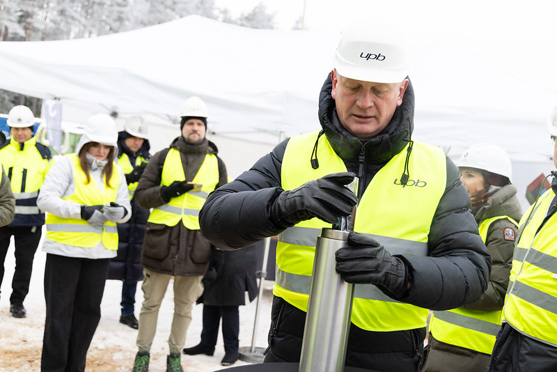 Mačeks ievieto kapsulā Iecavas monētu