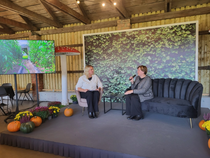 Pasākuma vadītāja Inga Skrastiņa par sezonas rezultātiem sarunājas ar Selekcionāra Pētera Upīša biedrības projekta vadītāju Raimondu Ribikausku. © Diana Bogdanova