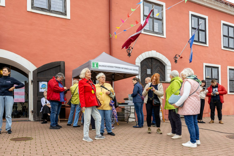 jaunos audio gidus ekskursanti izmantoja pasākuma "Iepazīsti Bauskas novadu no jauna" ekskursijas laikā