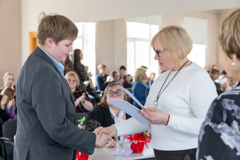 Diplomu saņem Jānis Mārcis Grīnvalds, Codes pamatskolas 8. klases skolēns