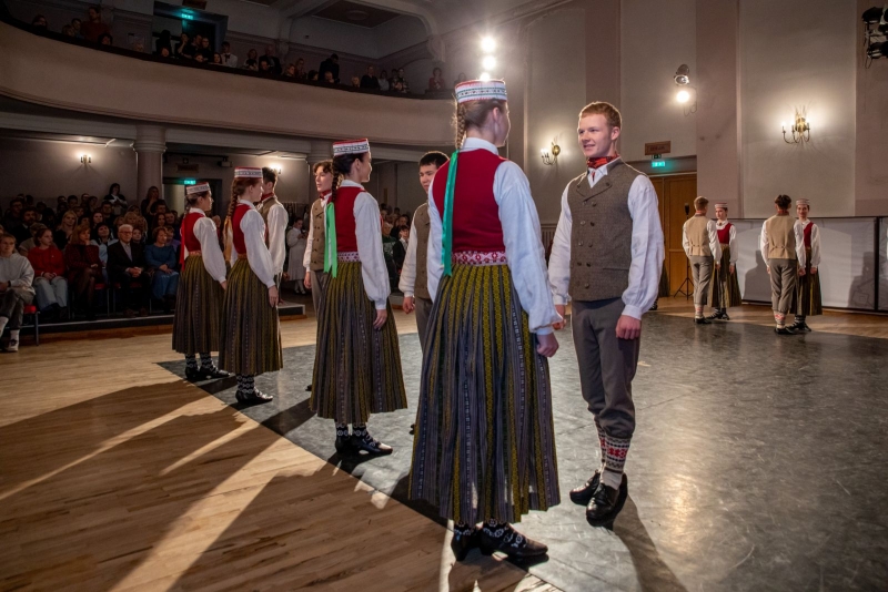Dejotāji priecājas par jaunajiem tērpiem