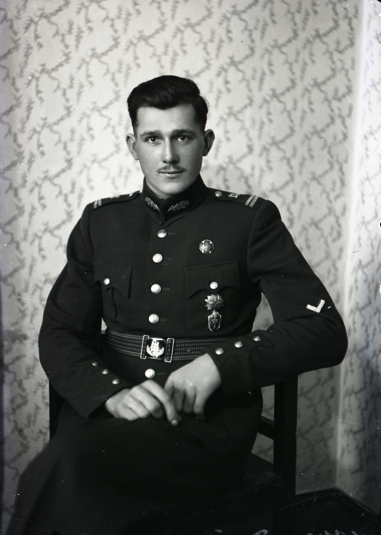 Nacionālais partizāns Aleksandrs Dūmiņš aizsargu uniformā 1930.gadu nogalē (foto no Bauskas muzeja krājuma).