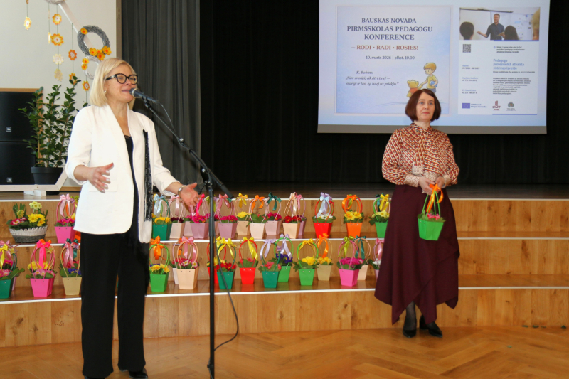 Izglītības nodaļas vadītājas Baibas Šuminas (no kreisās) pirms pieciem gadiem aizsākto tradīciju rīkot pirmsskolas pedagogu konferenci veiksmīgi pārņēmusi pirmsskolas mācību jomas metodiķe Olita Strazdiņa. Pedagogi atzīst, ka konferencē iegūst daudz vērtīgu zināšanu.