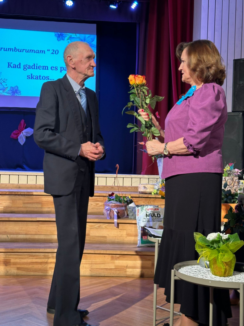 Pasākumā piedalījās arī kolektīva pirmais režisors Edvīns Hegenbarts, savukārt jau daudzus gadus teātri vada režisore Ilga Vaičūne.