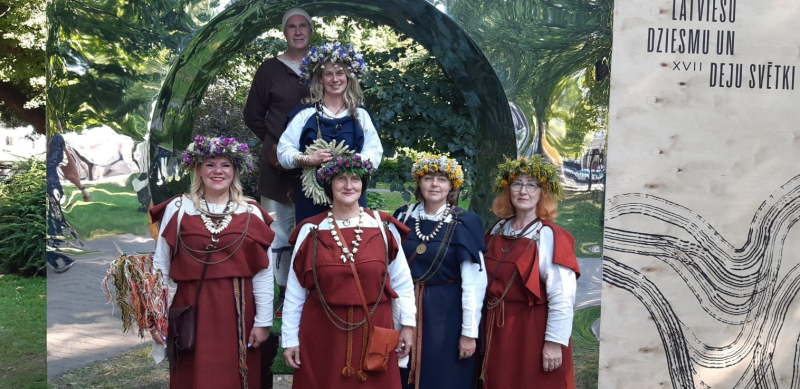 Folkloras kopa "Laukam pāri"